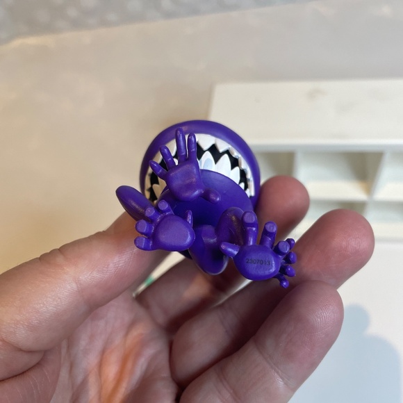 🎉5 for $10- Rainbow Friends - Minifigures Series 1 - Picture 4 of 5